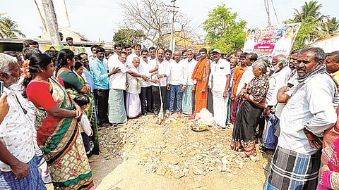 ಮದ್ದೂರು ತಾಲೂಕಿನ ಬೂದಗುಪ್ಪೆ ಗ್ರಾಮದಲ್ಲಿ ರಸ್ತೆ ಅಭಿವೃದ್ಧಿ ಕಾಮಗಾರಿ ಶಾಸಕ ಕೆ.ಎಂ.ಉದಯ್ ಚಾಲನೆ ನೀಡಿದರು. ಸಿ.ಚಲುವರಾಜು, ಉದಯ್, ಉಮೇಶ್, ಕಬ್ಬಾರೆ ರಾಘವೇಂದ್ರ, ಬೂದಗುಪ್ಪೆ ಚಲುವರಾಜು ಇದ್ದರು. 