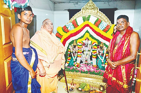  ಚಾಮನಹಳ್ಳಿಯ ಶ್ರೀ ಬಂಡೆ ಶನೈಶ್ಚರಸ್ವಾಮಿಯ ಕ್ಷೇತ್ರಕ್ಕೆ ಶ್ರೀ ಕೋಡಿ ಮಠದ ಮಹಾ ಸಂಸ್ಥಾನದ ಶ್ರೀ ಶಿವಾನಂದ ಶಿವಯೋಗಿ ರಾಜೇಂದ್ರ ಸ್ವಾಮೀಜಿ ಆಗಮಿಸಿ ವಿಶೇಷ ಪೂಜೆ ಸಲ್ಲಿಸಿದರು. ಪ್ರಧಾನ ಅರ್ಚಕ ಕೃಷ್ಣಪ್ಪ ಇದ್ದರು.