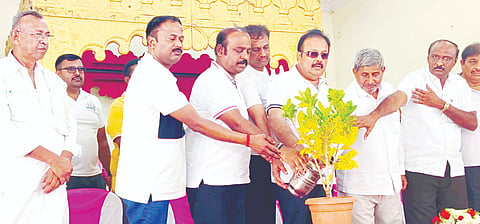  ಶಿವಪುರದ ವೆಂಕಟೇಶ್ವರ ಕಲ್ಯಾಣ ಮಂಟಪದಲ್ಲಿ ಮದ್ದೂರು ತಾಲೂಕು ಬ್ಲಾಕ್ ಕಾಂಗ್ರೇಸ್ ವತಿಯಿಂದ ಆಯೋಜಿಸಿದ್ದ ಕಾಂಗ್ರೆಸ್ ಪಕ್ಷದ ಕಾರ್ಯಕರ್ತರ, ಮುಖಂಡರ ಸಭೆಗೆ ಜಿಲ್ಲಾ ಉಸ್ತುವಾರಿ ಸಚಿವ ಎನ್.ಚಲುವರಾಯಸ್ವಾಮಿ ಚಾಲನೆ ನೀಡಿದರು. ಕೆ.ಎಂ.ಉದಯ್, ದಿನೇಶ್‌ಗೂಳಿಗೌಡ, ಚಲುವರಾಜು, ಅಣ್ಣೂರು ರಾಜೀವ್, ಪಿ.ಸಂದರ್ಶ, ಕದಲೂರು ರಾಮಕೃಷ್ಣ, ಕಂಠಿ ಸುರೇಶ್ ಇದ್ದರು.