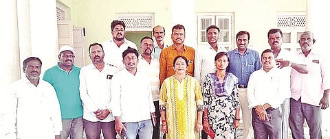 ಮದ್ದೂರು ನಗರದ ಪ್ರವಾಸಿ ಮಂದಿರದಲ್ಲಿ ಆಯೋಜಿಸಿದ್ದ ಮದ್ದೂರು ತಾಲೂಕು ಯುವ ಪರಿಷತ್‌ಗೆ ನೂತನ ಪದಾಧಿಕಾರಿಗಳನ್ನು ಜಿಲ್ಲಾಧ್ಯಕ್ಷ ಪರಮೇಶ್ವರ್ ನೇತೃತ್ವದಲ್ಲಿ ಆಯ್ಕೆ ಮಾಡಲಾಯಿತು. ಕುಮಾರ್, ಮುನಿಸ್ವಾಮಿ, ಸ್ವಾಮಿ, ಪರಮೇಶ್ ಇದ್ದರು. 