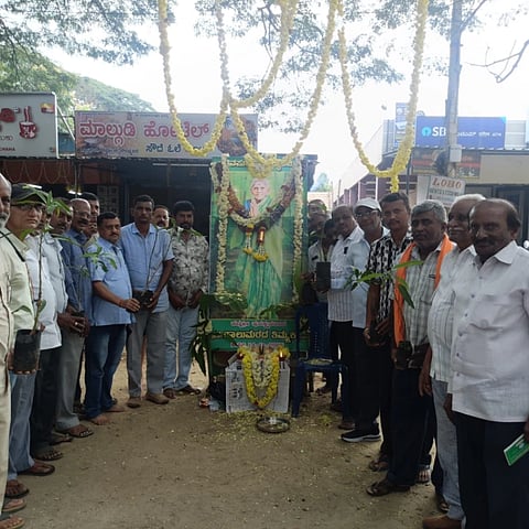 ಮದ್ದೂರಿನ ಶ್ರೀರಾಮಂದಿರ ಪಾರ್ಕ್ ಬಳಿ ಮಂಗಳವಾರ ಸಾಲು ಮರದ ತಿಮ್ಮಕ್ಕ ಅಭಿಮಾನಿಗಳ ಬಳಗದ ವತಿಯಿಂದ ಸಾಲು ಮರದ ತಿಮ್ಮಕ್ಕನವರಿಗೆ ಆಯೋಜಿಸಿದ್ದ ಶ್ರದ್ಧಾಂಜಲಿ ಕಾರ್ಯಕ್ರಮ ಆಯೋಜಿಸಲಾಗಿತ್ತು. ಡಿ.ತಿಮ್ಮಯ್ಯ, ಮುರುಳಿ, ಆಲೂರು ಚೆನ್ನಪ್ಪ, ಸಿ.ಅರ್.ರಾಜು, ಪ್ರಕಾಶ್ ಇದ್ದರು.