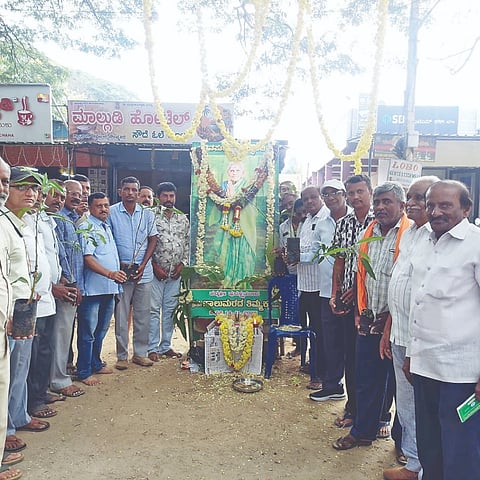 ಮದ್ದೂರಿನ ಶ್ರೀರಾಮಂದಿರ ಪಾರ್ಕ್ ಬಳಿ ಮಂಗಳವಾರ ಸಾಲು ಮರದ ತಿಮ್ಮಕ್ಕ ಅಭಿಮಾನಿಗಳ ಬಳಗದ ವತಿಯಿಂದ ಸಾಲು ಮರದ ತಿಮ್ಮಕ್ಕನವರಿಗೆ ಆಯೋಜಿಸಿದ್ದ ಶ್ರದ್ಧಾಂಜಲಿ ಕಾರ್ಯಕ್ರಮ ಆಯೋಜಿಸಲಾಗಿತ್ತು. ಡಿ.ತಿಮ್ಮಯ್ಯ, ಮುರುಳಿ, ಆಲೂರು ಚೆನ್ನಪ್ಪ, ಸಿ.ಅರ್.ರಾಜು, ಪ್ರಕಾಶ್ ಇದ್ದರು.