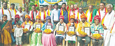 ಮದ್ದೂರು ತಾಲೂಕಿನ ಕೊಪ್ಪ ಹೋಬಳಿಯ ಹರಳಹಳ್ಳಿ ಗ್ರಾಮದಲ್ಲಿ ಆಯೋಜಿಸಿದ್ದ ಕನ್ನಡ ರಾಜ್ಯೋತ್ಸವ ಕಾರ್ಯಕ್ರಮದ ವೇಳೆ ವಿವಿಧ ಕ್ಷೇತ್ರಗಳಲ್ಲಿ ಸಾಧನೆ ಮಾಡಿದ ಸಾಧಕರನ್ನು ಅಭಿನಂದಿಸಿ ಗೌರವಿಸಲಾಯಿತು. ವಿಜಯ್‌ಎಸ್.ಗೌಡ, ಕೀಳಘಟ್ಟ ನಂಜುಂಡಯ್ಯ, ಚಿಕ್ಕೋನಹಳ್ಳಿ ತಮ್ಮಯ್ಯ, ಹರಳಕೆರೆ ಚಂದ್ರು, ಬಿಳಿಯಪ್ಪ ಇದ್ದರು.