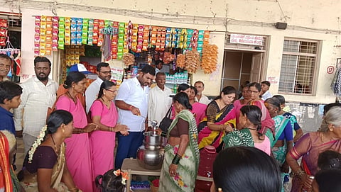 ಮುಂಡರಗಿಯ ಬಸ್ ನಿಲ್ದಾಣದಲ್ಲಿ ಈಶ್ವರಿ ಮಹಿಳಾ ಫೌಂಡೇಶನ್‌ನಿಂದ ಸೋಮವಾರ ಸಾರ್ವಜನಿಕರಿಗೆ ಲಿಂಬು ಪಾನಕ ವಿತರಣೆಗೆ ಡಾ.ಕುಮಾರಸ್ವಾಮಿ ಹಿರೇಮಠ ಚಾಲನೆ ನೀಡಿದರು. ಪ್ರಭಾವತಿ ಹೊಸಳ್ಳಿಹಿರೇಮಠ, ದೇವಪ್ಪ ಇಟಗಿ, ರವಿ ಲಮಾಣಿ, ಚಂದ್ರಕಾಂತ ಮಟ್ಟಿ, ನಾಗರಾಜ ಮುರಡಿ, ಇತರರಿದ್ದರು.