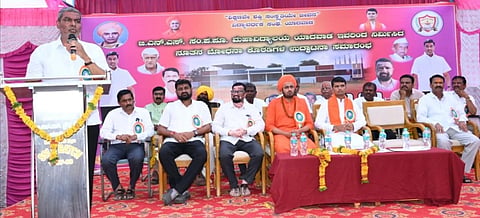 ಯಾದವಾಡ ಗ್ರಾಮದ ವಿದ್ಯಾವರ್ಧಕ ಸಂದ ಜಿಎನ್​ಎಸ್​ ಪಿಯು ಮಹಾವಿದ್ಯಾಲಯದಲ್ಲಿ ಹಮ್ಮಿಕೊಂಡಿದ್ದ ಕಾರ್ಯಕ್ರಮದಲ್ಲಿ ಶಾಸಕ ಬಾಲಚಂದ್ರ ಜಾರಕಿಹೊಳಿ ಮಾತನಾಡಿದರು. ವಿಶ್ವಾರಾಧ್ಯ ಸ್ವಾಮೀಜಿ, ಸಿದ್ಧೇಶ್ವರ ಸ್ವಾಮೀಜಿ, ಶಿವಪ್ಪಗೌಡ ನ್ಯಾಮಗೌಡ, ಆರ್​.ಬಿ.ಕಲ್ಯಾಣಿ, ಪಿ.ಎಂ.ದೇಶಪಾಂಡೆ ಇತರರಿದ್ದರು.
