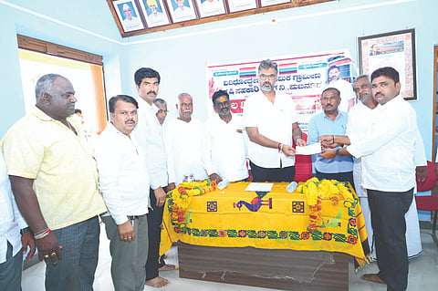 ಮಬನೂರ ಗ್ರಾಮದ ಪಿಕೆಪಿಎಸ್​ ವತಿಯಿಂದ ರೆತ ಲಾನುಭವಿಗಳಿಗೆ ಶೂನ್ಯ ಬಡ್ಡಿ ಸಾಲದ ಚೆಕ್​ ಶಾಸಕ ವಿಶ್ವಾಸ ವೆದ್ಯ ಹಾಗೂ ಸಂದ ಅಧ್ಯ ಮಹಾದೇವ ಪಟಾತ ವಿತರಿಸಿದರು. ಕೀರಪ್ಪ ಹದ್ದನ್ನವರ, ನಿಂಗಪ್ಪ ನರಿ, ಭೀಮಪ್ಪ ಚುಂಚನೂರ, ಶಿವಪ್ಪ ಅಗಸಿಮನಿ, ಕುಮಾರ ಅಂಗಡಿ ಇತರರಿದ್ದರು.