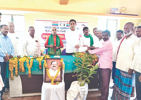 ಅರ್ಟಗಲ್ಲ ಗ್ರಾಮದ ಪಿಕೆಪಿಎಸ್​ನಲ್ಲಿ ಬಿಡಿಸಿಸಿ ಬ್ಯಾಂಕ್​ ನಿರ್ದೇಶಕ ವಿರೂಪಾ ಮಾಮನಿ ರೈತ ಲಾನುಭವಿಗಳಿಗೆ ಶೂನ್ಯ ಬಡ್ಡಿ ಸಾಲದ ಚೆಕ್​ ವಿತರಿಸಿದರು. ಶಾಸಪ್ಪ ಗುದಗೊಪ್ಪ, ರೇಣುಕ ಶಿವಯೋಗಿ ಶಿವಾಚಾರ್ಯರು, ಸೋಮನಗೌಡ ಪಾಟೀಲ ಇತರರಿದ್ದರು.
