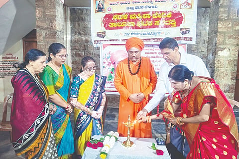 ಮುನವಳ್ಳಿಯ ಅಕ್ಕಮಹಾದೇವಿ ಮಠದಲ್ಲಿ ಹಮ್ಮಿಕೊಂಡಿದ್ದ ಶಿವಾನುಭವ ಕಾರ್ಯಕ್ರಮವನ್ನು ಉಮೇಶ ಬಾಳಿ ಉದ್ಘಾಟಿಸಿದರು. ಅನ್ನಪೂರ್ಣಾ ಲಂಬೂನವರ, ಸುಜಾತಾ ಜಂಬಗಿ, ಉಷಾ ಗೋಪಶೆಟ್ಟಿ ಇತರರಿದ್ದರು.