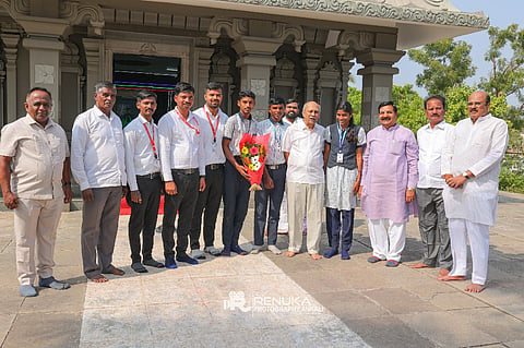 ವೈಯಕ್ತಿಕ ಕ್ರೀಡಾ ವಿಭಾಗದಲ್ಲಿ ರಾಜ್ಯಮಟ್ಟಕ್ಕೆ ಆಯ್ಕೆಯಾದ ನಕುಲ ಕೆಂಚೆ, ಹೇಮಾ ಬೆಳೆಸೆ, ಕುಮಾರ ಕಲಶೆಟ್ಟಿ ಅವರನ್ನು ಡಾ.ಪ್ರಭಾಕರ ಕೋರೆ ಅಭಿನಂದಿಸಿದರು. ಮಲ್ಲಿಕಾರ್ಜುನ ಕೋರೆ, ಸುರೇಶ ಪಾಟೀಲ ಇತರರಿದ್ದರು.