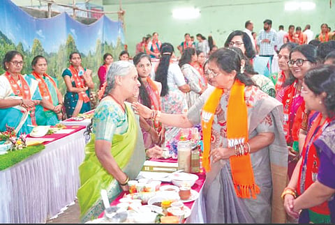 ನಿಪ್ಪಾಣಿ ನಗರದಲ್ಲಿ ಹಮ್ಮಿಕೊಂಡಿದ್ದ ಇಂಧನ ರಹಿತ ಅಡುಗೆ ಸ್ಪರ್ಧೆಯಲ್ಲಿ ಸಿದ್ಧಪಡಿಸಿದ ಆಹಾರವನ್ನು ಶಶಿಕಲಾ ಜೊಲ್ಲೆ ವೀಕ್ಷಿಸಿದರು. ಗೀತಾ ಪಾಟೀಲ, ಶಕುಂತಲಾ ಧೋನವಡೆ, ಲಕ್ಷ್ಮೀ ಖೋತ ಇತರರಿದ್ದರು.