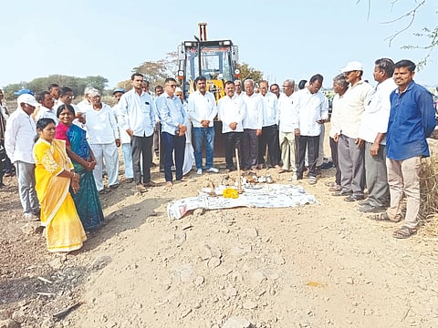 ಬೇನಾಡಿ ಗ್ರಾಮದಲ್ಲಿ ರಸ್ತೆ ಕಾಮಗಾರಿ ಚಾಲನೆ ನೀಡುವ ಕಾರ್ಯಕ್ರಮದಲ್ಲಿ ಬಾಳಾಸಾಹೇಬ ಕದಂ, ಸತ್ಯಪ್ಪ ಹಜಾರೆ, ಲಕ್ಷ್ಮಿ ಖೋತ, ರಾಜಶ್ರೀ ಪಾಟೀಲ, ಮಧುಕರ ಜಾಧವ ಇತರರಿದ್ದರು.