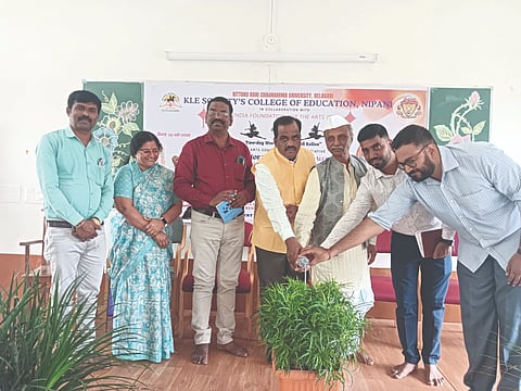 ನಿಪ್ಪಾಣಿಯ ಕೆಎಲ್‌ಇ ಸಂಸ್ಥೆಯ ಮಹಾವಿದ್ಯಾಲಯದಲ್ಲಿ ಹಮ್ಮಿಕೊಂಡಿದ್ದ ತರಬೇತಿ ಕಾರ್ಯಾಗಾರವನ್ನು ಗಣ್ಯರು ಉದ್ಘಾಟಿಸಿದರು. ಡಾ.ಬಿ.ಬಿ.ಪೊಲೀಸ್‌ಪಾಟೀಲ, ದೀಪಕ ಡಿ.ಎಚ್., ಅಪರ್ಣಾ ದೇಶಪಾಂಡೆ ಇತರರಿದ್ದರು.