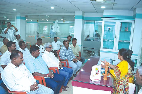 ನಿಪ್ಪಾಣಿ ಪಟ್ಟಣದ ಬಿಜೆಪಿ ಕಚೇರಿಯಲ್ಲಿ ಶಾಸಕಿ ಶಶಿಕಲಾ ಜೊಲ್ಲೆ ಮಹಾರಾಷ್ಟ್ರದ  ಅಧಿಕಾರಿಗಳೊಂದಿಗೆ ಕಾಳಮ್ಮವಾಡಿ ಅಣೆಕಟ್ಟೆಯ ಸಮರ್ಪಕ ನೀರಿನ ಸರಬರಾಜು ಕುರಿತು ಚರ್ಚೆ ನಡೆಸಿದರು.