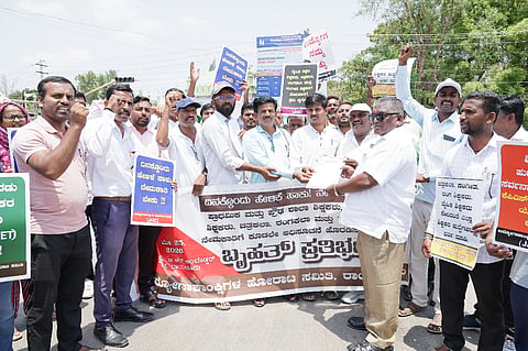 ಪ್ರಾಥಮಿಕ ಮತ್ತು ಪ್ರೌಢಶಾಲಾ ಶಿಕ್ಷಕರ ನೇಮಕಾತಿಗೆ ಕೂಡಲೇ ಅಧಿಸೂಚನೆ ಹೊರಡಿಸಲು ಒತ್ತಾಯಿಸಿ ಶಿಕ್ಷಕ ಆಕಾಂಕ್ಷಿ ಅಭ್ಯರ್ಥಿಗಳು ಉದ್ಯೋಗಾಕಾಂಕ್ಷಿಗಳ ಹೋರಾಟ ಸಮಿತಿಯಿಂದ ರಾಯಚೂರಿನ ಡಾ.ಬಿ.ಆರ್.ಅಂಬೇಡ್ಕರ್ ವೃತ್ತದಲ್ಲಿ ಸೋಮವಾರ ಪ್ರತಿಭಟನೆ ಮಾಡಿ ಗ್ರೇಡ್2 ತಹಸೀಲ್ದಾರ್ ಪರಶುರಾಮ್ ಮೂಲಕ ಸಿಎಂಗೆ ಮನವಿ ಸಲ್ಲಿಸಿದರು. ಎಐಡಿವೈಓ ಸಂಘಟನೆಯ ರಾಜ್ಯಾಧ್ಯಕ್ಷ ಶರಣಪ್ಪ ಉದ್ಬಾಳ್, ರಾಜ್ಯಸಂಚಾಲಕ ಚನ್ನಬಸವ ಜಾನೇಕಲ್, ಶಿವಪ್ಪ ಅಸ್ಕಿಹಾಳ, ವಿನೋದ್ ಕುಮಾರ, ವೆಂಕಟೇಶ, ಕಾಶಿನಾಥ ಎಂ ಗಿಲೇರಿ, ಭೀಮರೆಡ್ಡಿ ನೆಲಹಾಳ, ಹನುಮಂತ ಕಲ್ಲೂರು, ಬಸವರಾಜ್, ಮಂಜುನಾಥ್, ಶಿವಕುಮಾರ, ಸಂತೋಷ್ ಸಾಗರ್ ಇದ್ದರು.