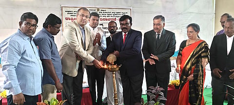 ರಾಯಚೂರು ಕರ್ನಾಟಕ ರಾಜ್ಯ ಸರ್ಕಾರಿ ನೌಕರರ ಭವನದಲ್ಲಿ ಬುಧವಾರ  ಕಾನೂನು ಮಾಪನ ಶಾಸ್ತ ಇಲಾಖೆಯ ರಾಷ್ಟ್ರೀಯ ಗ್ರಾಹಕರ ದಿನಾಚರಣೆ ಕಾರ್ಯಕ್ರಮಕ್ಕೆ  ಜಿಲ್ಲಾ ಗ್ರಾಹಕರ ವ್ಯಾಜ್ಯಗಳ ಪರಿಹಾರ ಆಯೋಗದ ಅಧ್ಯಕ್ಷ ಕೆ.ವಿ.ಸುರೇಂದ್ರ ಕುಮಾರ್ ಚಾಲನೆ ನೀಡಿದರು. ಜಿಲ್ಲಾ ಕಾನೂನು ಸೇವೆಗಳ ಪ್ರಾಧಿಕಾರದ ಸದಸ್ಯ ಕಾರ್ಯದರ್ಶಿ  ಹೆಚ್.ಎ.ಸಾತ್ವಿಕ್, ಜಿಲ್ಲಾ ಗ್ರಾಹಕರ ವ್ಯಾಜ್ಯಗಳ ಪರಿಹಾರ ಆಯೋಗದ ಸದಸ್ಯ ಪ್ರಭುದೇವ್, ಆಹಾರ ಇಲಾಖೆಯ ಉಪ ನಿರ್ದೇಶಕ ನಜೀರ್ ಅಹಮದ್, ಜಿಲ್ಲಾ ನ್ಯಾಯವಾದಿಗಳ ಸಂಘದ ಉಪಾಧ್ಯಕ್ಷ ನಜೀರ್, ವಕೀಲರಾದ ಗೌರೀಶ್, ಸರ್ಕಾರಿ ನೌಕರರ ಸಂಘದ ಜಿಲ್ಲಾಧ್ಯಕ್ಷ ಕೃಷ್ಣ ಶಾವಂತಗೇರಿ, ಕಾನೂನು ಮಾಪನ ಶಾಸ್ತ ಇಲಾಖೆಯ ಸಹಾಯಕ ನಿಯಂತ್ರಕ ಅಮೃತಾ ಪಿ.ಚವ್ಹಾಣ, ಆಹಾರ ನಾಗರಿಕ ಮತ್ತು ಸರಬರಾಜು ನಿಗಮ ನಿಯಮಿತದ ಜಿಲ್ಲಾ ವ್ಯವಸ್ಥಾಪಕ ಪ್ರಕಾಶ್, ಹರೀಶ್ ಇದ್ದರು.