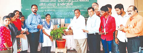 ಉಪನ್ಯಾಸ ಕಾರ್ಯಕ್ರಮವನ್ನು ನಿವತ್ತ ಪ್ರಾಚಾರ್ಯ ಪ್ರೊ.ಎಸ್.ಎಂ.ಸಕ್ರಿ ಉದ್ಘಾಟಿಸಿದರು. ಡಾ.ಪಿ.ಬಿ.ತೆಗ್ಗಿಹಳ್ಳಿ, ಡಾ.ಜಿ.ಬಿ.ಮುರಗೋಡ ಇತರರಿದ್ದರು.
