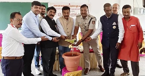 ರಾಮದುರ್ಗ ನಗರದ ಈರಮ್ಮ ಯಾದವಾಡ ಸರ್ಕಾರಿ ಪ್ರಥಮ ದರ್ಜೆ ಕಾಲೇಜಿನಲ್ಲಿ ಹಮ್ಮಿಕೊಂಡಿದ್ದ ಪತ್ರಿಕಾ ದಿನಾಚರಣೆ ಕಾರ್ಯಕ್ರಮವನ್ನು ಗಣ್ಯರು ಉದ್ಘಾಟಿಸಿದರು. ಪ್ರಕಾಶ ಗಾಯಕವಾಡ, ಚಿದಂಬರ ಮಡಿವಾಳರ, ರಮೇಶ ರಾಯಬಾಗ, ಬಸವರಾಜ ಅಳಗುಂಡಿ, ಭರತಕುಮಾರ, ವಿಜಯ ಶೆಟ್ಟಿ, ಎ.ಬಿ.ವಗ್ಗರ ಇತರರಿದ್ದರು..
