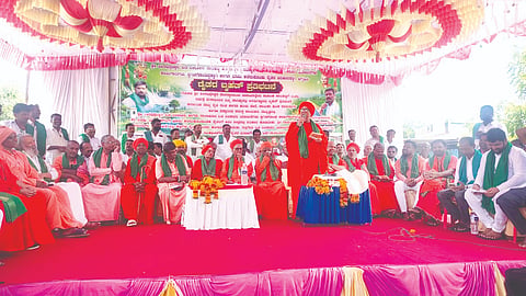 ಏತ ನೀರಾವರಿ ಶ್ರೀ ಪೂರ್ಣಗೊಳಿಸಲು ಆಗ್ರಹಿಸಿ ಸಾಲಹಳ್ಳಿಯಲ್ಲಿ ಹಮ್ಮಿಕೊಂಡಿದ್ದ ರೈತರ ಪ್ರತಿಭಟನೆಯಲ್ಲಿ ಹುಕ್ಕೇರಿ ಹಿರೇಮಠದ ಚಂದ್ರಶೇಖರ ಸ್ವಾಮೀಜಿ ಮಾತನಾಡಿದರು. ವೀರಭದ್ರೇಶ್ವರ ಸ್ವಾಮೀಜಿ, ಚಂದ್ರಶೇಖರ ಶಿವಾಚಾರ್ಯರು, ಸಚ್ಚಿದಾನಂದ ಸ್ವಾಮೀಜಿ, ಸಿದ್ಧಲಿಂಗ ಶಿವಾಚಾರ್ಯರು, ಶಶಿಕಾಂತ ಗುರೂಜಿ, ಚೂನಪ್ಪ ಪೂಜಾರಿ ಇತರರಿದ್ದರು.