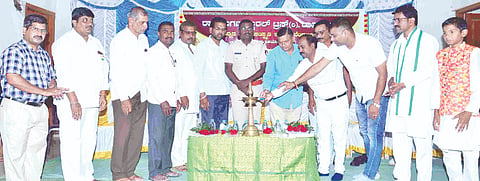 ಸುರೇಬಾನ ಶಬರಿಕೊಳ್ಳದಲ್ಲಿ ಹಮ್ಮಿಕೊಂಡಿದ್ದ ಶಬರಿ ಉತ್ಸವವನ್ನು ಗಣ್ಯರು ಉದ್ಘಾಟಿಸಿದರು. ಗುರುರಾಜ ಕಲಬುರ್ಗಿ, ಅಶ್ರಲಿ ಬಂದಗಿ, ವಿಶ್ವನಾಥ ಕುಂಬಾರ, ಈಶ್ವರ ಹಾಲಭಾವಿ, ಚಂದ್ರಕಾಂತ ಹೊಸಮನಿ ಇತರರಿದ್ದರು.