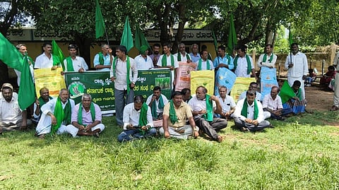  ಚಾಮರಾಜನಗರದ ಜಿಲ್ಲಾಡಳಿತ ಭವನದ ಮುಂಭಾಗ ರಾಜ್ಯ ಕಬ್ಬು ಬೆಳೆಗಾರರ ಸಂಘದ ಸದಸ್ಯರು ಸೋಮವಾರ ಪ್ರತಿಭಟನೆ ನಡೆಸಿದರು. ಹಳ್ಳಿಕೆರೆಹುಂಡಿ ಭಾಗ್ಯರಾಜ್, ಹಾಲಿನ ನಾಗರಾಜ್,ಮಲಿಯೂರು ಮಹೇಂದ್ರ, ಸತೀಶ್, ಹೊನ್ನೇಗೌಡನಹಳ್ಳಿ ಮಹೇಶ್, ಗೌಡಿಕೆ ನಾಗಪ್ಪ, ಅರಳಿಕಟ್ಟೆ ಪ್ರಭುಸ್ವಾಮಿ ಇತರರು ಪಾಲ್ಗೊಂಡಿದ್ದರು.