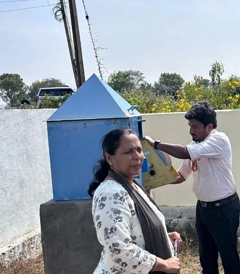 ಜಿಲ್ಲಾ ಅಂತರ್ಜಲ ಕಚೇರಿ ಅಧಿಕಾರಿಗಳು ಜಲದಮಟ್ಟ ಪರೀಕ್ಷೆ ಮಾಡುತ್ತಿರುವುದು