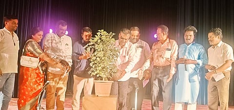 ಚಾಮರಾಜನಗರದ ಡಾ.ರಾಜ್‌ಕುಮಾರ್ ರಂಗಮಂದಿರದಲ್ಲಿ ಎಲ್‌ಎಸ್‌ಡಿ ಕನ್ನಡ ನಗೆ ನಾಟಕ ಪ್ರದರ್ಶನವನ್ನು ಜಿಲ್ಲಾ ಗ್ಯಾರಂಟಿ ಯೋಜನೆಗಳ ಅನುಷ್ಠಾನ ಸಮಿತಿ ಅಧ್ಯಕ್ಷ ಎಚ್.ವಿ.ಚಂದ್ರು ಉದ್ಘಾಟಿಸಿದರು. ಚುಡಾ ಅಧ್ಯಕ್ಷ ಮಹಮ್ಮದ್ ಅಸ್ಗರ್, ಸುನೇತ್ರಾ ಪಂಡಿತ್, ಸ್ನೇಹಾ ಕಪ್ಪಣ್ಣ, ಡಾ.ಸುಷ್ಮಾ, ಅಬ್ದುಲ್ ಅಜೀಜ್ ದೀನಾ, ನಾಗಶಿಲ್ಪ, ನಂಜುಂಡಯ್ಯ, ಎಲ್.ಸುರೇಶ್ ಇತರರು ಇದ್ದರು.