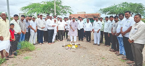 ಮೇಖಳಿಯಲ್ಲಿ ರಸ್ತೆ ಸುಧಾರಣೆ ಕಾಮಗಾರಿಗೆ ಶಾಸಕ ಡಿ.ಎಂ.ಐಹೊಳೆ ಚಾಲನೆ ನೀಡಿದರು. ವಿ.ಆರ್. ಭಜಂತ್ರಿ, ಎಸ್.ಎಸ್.ಹೊಸಮನಿ, ಸದಾಶಿವ ಘೋರ್ಪಡೆ, ಅಣ್ಣಾಸಾಹೇಬ ಖೇಮಲಾಪುರೆ ಇತರರಿದ್ದರು.