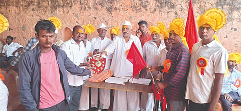 ಜಲಾಲಪುರ ಏಳುಮಕ್ಕಳ ತಾಯಿ ಜಾತ್ರಾ ಮಹೋತ್ಸವ ಅಂಗವಾಗಿ ಹಮ್ಮಿಕೊಂಡಿದ್ದ ವಿವಿಧ ಶರ್ಯತ್ತು ವಿಜೇತರಿಗೆ ಬಹುಮಾನ ವಿತರಿಸಲಾಯಿತು. ಬಸಗೌಡ ಪಾಟೀಲ, ಮಲ್ಲು ಮುರಚಿಟ್ಟೆ ಇತರರಿದ್ದರು.