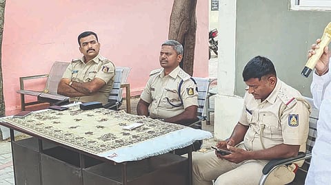 ಹೋಳಿ ಹಬ್ಬದ ನಿಮಿತ್ತ ಸಿಂಧನೂರಿನ ಶಹರ ಪೊಲೀಸ್ ಠಾಣೆಯಲ್ಲಿ ಮಂಗಳವಾರ ಶಾಂತಿ ಸಭೆ ನಡೆಯಿತು. ಡಿವೈಎಸ್ಪಿ ಚಂದ್ರಶೇಖರ ನಾಯಕ, ಸಿಪಿಐ ವಿನಾಯಕ, ಪಿಐ ವೀರಾರಡ್ಡಿ ಇದ್ದರು.