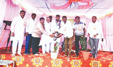 ತುರ್ವಿಹಾಳದ ಸರ್ಕಾರಿ ಹಿರಿಯ ಪ್ರಾಥಮಿಕ ಶಾಲೆಯಲ್ಲಿ ಸೋಮವಾರ ಹಮ್ಮಿಕೊಂಡಿದ್ದ ಕ್ಲಸ್ಟರ್ ಮಟ್ಟದ ಮಟ್ಟದ ಪ್ರತಿಭಾ ಕಾರಂಜಿ ಹಾಗೂ ಕಲೋತ್ಸವ ಕಾರ್ಯಕ್ರಮವನ್ನು ಶಾಸಕ ಆರ್.ಬಸನಗೌಡ ತುರ್ವಿಹಾಳ ಉದ್ಘಾಟಿಸಿದರು. ದೈಹಿಕ ಶಿಕ್ಷಣಾಧಿಕಾರಿ ಸೋಮಲಿಂಗಪ್ಪ ಉಳ್ಳಾಗಡ್ಡಿ, ಪಪಂ ಅಧ್ಯಕ್ಷ ಬಾಪುಗೌಡ ದೇವರಮನಿ, ಎಸ್ಡಿಎಂಸಿ ಅಧ್ಯಕ್ಷ ಶಿವಪುತ್ರಪ್ಪ ಕೆಂಗೇರಿ ಇತರರಿದ್ದರು.