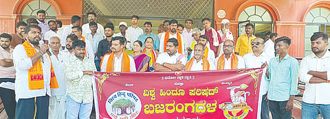 ಸಿಂಧನೂರಿನ ತಹಸಿಲ್ ಕಚೇರಿ ಮುಂದೆ ವಿಶ್ವ ಹಿಂದೂ ಪರಿಷತ್, ಬಜರಂಗದಳದಿಂದ ಪ್ರತಿಭಟನೆ ನಡೆಸಿಸಲಾಯಿತು. 