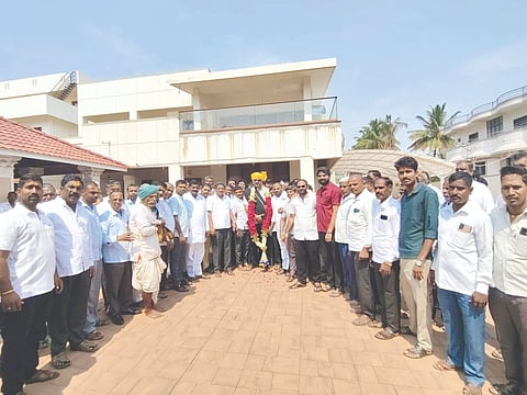 ಸವದತ್ತಿ ಹಾಲುಮತ ಸಮುದಾಯದಿಂದ ಶಾಸಕ ವಿಶ್ವಾಸ ವೈದ್ಯರನ್ನು ಸನ್ಮಾನಿಸಲಾಯಿತು. ಅಶ್ವತ್ಥ ವೈದ್ಯ, ಜಿ.ಜಿ.ಕಣವಿ, ಡಿ.ಡಿ.ಟೋಪೋಜಿ, ಮಾರುತಿ ಬಸಳಿಗುಂದಿ ಇತರರಿದ್ದರು.