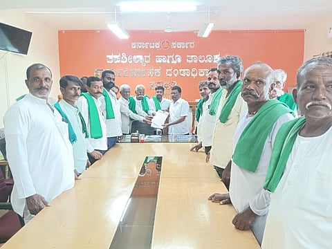 ವಿವಿಧ ಬೇಡಿಕೆ ಈಡೇರಿಕೆಗೆ ಆಗ್ರಹಿಸಿ ಸವದತ್ತಿ ಗ್ರೇಡ್​&2 ತಹಸೀಲ್ದಾರ್​ ಎಂ.ಎನ್​.ಮಠದಗೆ ರೈತಪರ ಸಂಟನೆಗಳ ವತಿಯಿಂದ ಮನವಿ ಸಲ್ಲಿಸಲಾಯಿತು. ಬಸವರಾಜ ಬಿಜ್ಜೂರ, ಅಲ್ಲಿಸಾಬ್​ ನೂಲಗಿ, ಸಿಂಧೂರ ತೆಗ್ಗಿ, ಮಂಜುನಾಥ ವಣ್ಣೂರ, ರಂಗಪ್ಪ ಗಂಗರಡ್ಡಿ ಇತರರಿದ್ದರು.