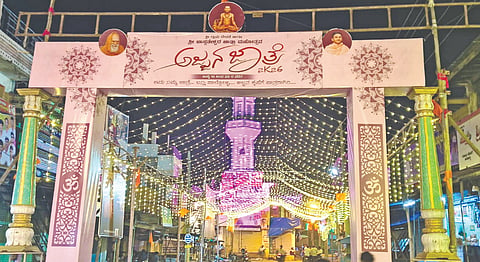 ತಾಳಿಕೋಟೆ ಶ್ರೀ ಖಾಸ್ಗತೇಶ್ವರ ಮಠದ ಜಾ‌ತ್ರ್ಯೋತ್ಸವ ನಿಮಿತ್ತ ಕತ್ರಿ ಬಜಾರದಲ್ಲಿ ಶ್ರೀ ಖಾಸ್ಗತ ಸ್ವಾಗತ ಕಮಾನ ನಿರ್ಮಿಸಿ ಜಾತ್ರೆಯ ಸೊಬಗನ್ನು ಹೆಚ್ಚಿಸಿರುವುದು ಮತ್ತು ವಿದ್ಯುತ್ ದ್ವೀಪಗಳಿಂದ ಅಲಂಕೃತಗೊಳಿಸಿರುವುದು.