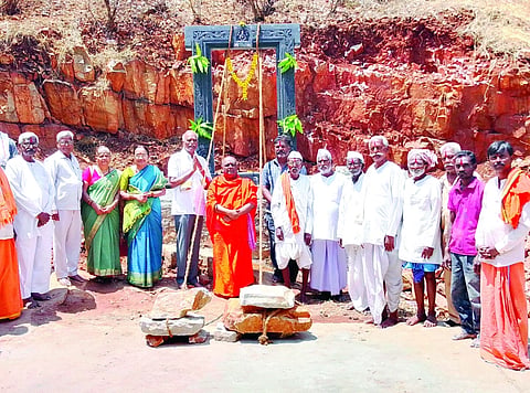  ಜಾಲಿಕಟ್ಟಿ ಗ್ರಾಮದ ಬಸವೇಶ್ವರ ದೇವಸ್ಥಾನದ ಆವರಣದಲ್ಲಿ ಉಮಾ ಪರಮೇಶ್ವರಿ ದೇವಸ್ಥಾನದ ಬಾಗಿಲ ಪೂಜೆ ಜರುಗಿತು. ಚಿದಾನಂದ ಸ್ವಾಮೀಜಿ, ಚನ್ನಯ್ಯ ಪೂಜೇರ, ಸೀತಾರಾಮ ಶೆಟ್ಟರ, ಈರಯ್ಯ ಗೌಡರ,  ಗುರುಕುಮಾರ ಪೂಜೇರ ಇತರರಿದ್ದರು.
