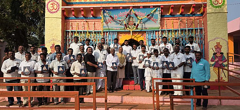 ತೆಲಸಂಗ ಗ್ರಾಮದಲ್ಲಿ ರೈತರು ಹಮ್ಮಿಕೊಂಡಿದ್ದ ಪ್ರತಿಭಟನಾ ಸ್ಥಳಕ್ಕೆ ತಹಸೀಲ್ದಾರ್ ಸಿದರಾಯ ಭೋಸಗಿ ಭೇಟಿ ನೀಡಿ ಮನವಿ ಸ್ವೀಕರಿಸಿದರು.