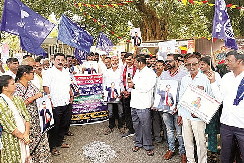 ಮಂಡ್ಯ ನಗರದ ಜೆ.ಸಿ ವೃತ್ತದಲ್ಲಿ ದಲಿತ ಸಂಘರ್ಷ ಸಮಿತಿ, ಜನಶಕ್ತಿ ಹಾಗೂ ಪ್ರಗತಿಪರ ಸಂಘಟನೆಗಳಿಂದ ಪ್ರತಿಭಟನೆ ನಡೆಸಲಾಯಿತು.