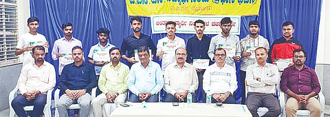 ಜೆಎಸ್‌ಎಸ್ ವಿದ್ಯಾರ್ಥಿನಿಲಯ (ಪ್ರಧಾನ ಭವನ)ದಲ್ಲಿ ಶುಕ್ರವಾರ ಆಯೋಜಿಸಿದ್ದ ಅಂತರ ವಿದ್ಯಾರ್ಥಿನಿಲಯ ಚರ್ಚಾಸ್ಪರ್ಧೆಯಲ್ಲಿ ವಿಜೇತರಾದ ವಿದ್ಯಾರ್ಥಿಗಳೊಂದಿಗೆ ಡಾ.ಶಂಕರ್, ಡಾ. ರಂಗನಾಥ್, ಡಾ.ಎನ್. ಮಹದೇವಸ್ವಾಮಿ, ಡಾ.ಮಹೇಶ್ ದಳಪತಿ, ಪೃಥ್ವಿರಾಜ್, ದಿಲೀಪ್, ಪ್ರದೀಪ್ ಇತರರು ಇದ್ದರು.