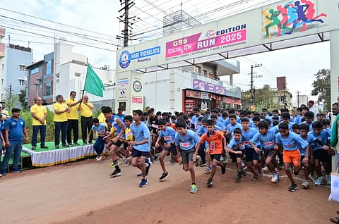 ನಗರದ ಹರಿ ವಿದ್ಯಾಲಯದಲ್ಲಿ ಭಾನುವಾರ ಆಯೋಜಿಸಿದ್ದ ‘ಜಿಎಸ್‌ಎಸ್ ವಿದ್ಯಾರ್ಥಿ ರನ್ 2025’ ರನ್ 4ನೇ ಆವೃತ್ತಿಗೆ ಯೋಗಾತ್ಮ ಶ್ರೀಹರಿ ದ್ವಾರಕಾನಾಥ್ ಚಾಲನೆ ನೀಡಿದರು. ಡಾ.ಎನ್.ಚಂದ್ರಶೇಖರ್, ಶ್ರೀನಿವಾಸ ಹೊಸಮನೆ, ಎಚ್.ಆರ್.ಭಗವಾನ್ ಇತರರಿದ್ದರು.