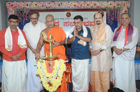 ಅಖಿಲ ಭಾರತ ಮಾಧ್ವ ಮಹಾ ಮಂಡಲ ಮೈಸೂರು ಶಾಖೆ ವತಿಯಿಂದ ಕೆ.ಆರ್.ವನಂನಲ್ಲಿ ನೂತನವಾಗಿ ನಿರ್ಮಿಸಿರುವ ‘ಸುಮಧ್ವ ಸಭಾ ಭವನ’ವನ್ನು ಸೋಮವಾರ ಗಣ್ಯರು ಉದ್ಘಾಟಿಸಿದರು. ಶ್ರೀ ವಿಶ್ವಪ್ರಸನ್ನ ತೀರ್ಥ ಸ್ವಾಮೀಜಿ, ಪಿ.ಜಿ.ಸತ್ಯಪ್ರಕಾಶ್, ಆರ್.ಸುಬ್ರಹ್ಮಣ್ಯ ತಂತ್ರಿ, ಆರ್.ವಾಸುದೇವ ಭಟ್, ಪಿ.ವಿ.ನಾಗೇಶ್, ಜಯರಾಮ್ ಭಟ್, ಎಂ.ಕೆ.ಪುರಾಣಿಕ್, ಸುಧೀರ್ ಆಚಾರ್ಯ ಇತರರಿದ್ದರು.