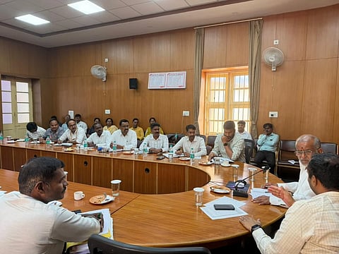 ಜಿಪಂ ಸಭಾಂಗಣದಲ್ಲಿ ಸೋಮವಾರ ಕರೆದಿದ್ದ ಮೈಸೂರು ತಾಲೂಕಿನ ಗ್ರಾಪಂಗಳ ಆಡಳಿತಾಧಿಕಾರಿಗಳು ಮತ್ತು ಪಿಡಿಒಗಳ ಸಭೆಯಲ್ಲಿ ಶಾಸಕ ಜಿ.ಟಿ.ದೇವೇಗೌಡ, ಜಿಪಂ ಸಿಇಒ ಎಸ್.ಯುಕೇಶ್‌ಕುಮಾರ್, ತಾಪಂ ಇಒ ಕೃಷ್ಣ ಮತ್ತಿತರರು ಹಾಜರಿದ್ದರು.