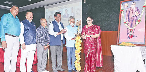 ಯುವರಾಜ ಕಾಲೇಜಿನಲ್ಲಿ ಆಯೋಜಿಸಿದ್ದ ಡಾ.ಬಿ.ಆರ್.ಅಂಬೇಡ್ಕರ್ ಜಯಂತಿ ಕಾರ್ಯಕ್ರಮವನ್ನು ಮೈಸೂರು ವಿವಿ ಕುಲಸಚಿವೆ ಎಂ.ಕೆ.ಸವಿತಾ ಉದ್ಘಾಟಿಸಿದರು. ಪ್ರೊ.ಡಿ.ಆನಂದ್, ಪ್ರೊ.ಎಸ್.ಮಹದೇವ ಮೂರ್ತಿ, ಪ್ರೊ.ಎಚ್.ಎಸ್. ಜಯಂತ್, ಡಾ. ಸಿ.ಡಿ. ಪರಶುರಾಮ ಇದ್ದರು.