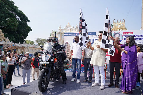 ಮೈಸೂರಿನಿಂದ ಲಂಡನ್ ವರೆಗೆ ಬೈಕ್ ಯಾತ್ರೆ ಕೈಗೊಂಡಿರುವ ನಾಗಾರ್ಜುನ ಅನಂತ ಭಗವಾನ್ ಅವರ ಪ್ರಯಾಣಕ್ಕೆ ಯದುವೀರ್ ಕೃಷ್ಣದತ್ತ ಚಾಮರಾಜ ಒಡೆಯರ್ ನಿಶಾನೆ ತೋರಿದರು. ನಾಗಾರ್ಜುನ ಅವರ ಕುಟುಂಬ ವರ್ಗದವರು ಇದ್ದರು.