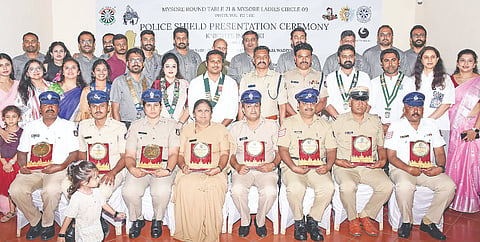 ಮೈಸೂರು ರೌಂಡ್ ಟೇಬಲ್-21 ಮತ್ತು ಮೈಸೂರು ಲೇಡಿಸ್ ಸರ್ಕಲ್-9ನಿಂದ ನಗರದಲ್ಲಿ ಪೊಲೀಸ್ ಸಿಬ್ಬಂದಿಯನ್ನು ಸನ್ಮಾನಿಸಲಾಯಿತು. ಮಲ್ಲಿಕಾರ್ಜುನ ಬಾಲದಂಡಿ, ಸುಂದರರಾಜ್, ಶುಶ್ರೂತ್ ಬೆಳಗೂರ್, ಸೂರಜ್ ಕೃಷ್ಣಂ, ಸುನಿಲ್ ಶಂಕರ್, ನಾಗಶ್ರೀ ನಿಖಿಲೇಶ್, ಅಕ್ಷಯ್ ಕೋನೆರಿ, ಎಸ್.ಶ್ರೀನಿಜಾ ಇತರರು ಇದ್ದರು.