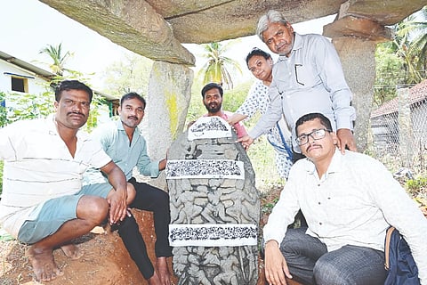 ನಾಗಮಂಗಲ ತಾಲೂಕಿನ ಮಣಿಯೂರು ಗ್ರಾಮದ ಮಧ್ಯದಲ್ಲಿ ಪತ್ತೆಯಾಗಿರುವ ಅಪ್ರಕಟಿತ ತುರುಗೋಳ್ ವೀರಗಲ್ಲ.