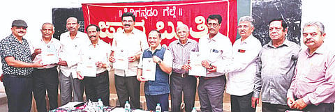 ನಗರದ ಜ್ಞಾನಬುತ್ತಿ ಸಂಸ್ಥೆಯಲ್ಲಿ ಆಯೋಜಿಸಿದ್ದ ತರಬೇತಿ ಶಿಬಿರದ ಸಮಾರೋಪದಲ್ಲಿ ಸ್ಪರ್ಧಾತ್ಮಕ ಪರೀಕ್ಷೆಗಳ ಕೈಪಿಡಿಯನ್ನು ಬಿಡುಗಡೆಗೊಳಿಸಲಾಯಿತು. ಪ್ರೊ.ಎಂ.ಕೃಷ್ಣೇಗೌಡ, ಪ್ರೊ. ನಿರಂಜನವಾನಳ್ಳಿ, ಡಾ.ಎನ್.ಎನ್.ಪ್ರಹ್ಲಾದ್,  ಪ್ರೊ.ಆರ್.ಎನ್.ಪದ್ಮನಾಭ, ಡಾ.ದಿಲೀಪ್ ನರಸಯ್ಯ, ಪ್ರೊ. ವಿ. ಜಯಪ್ರಕಾಶ್ ಇತರರಿದ್ದರು.