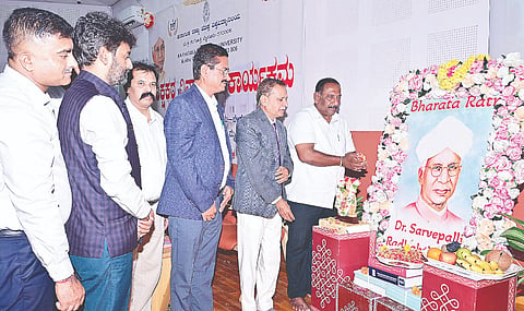 ಕರ್ನಾಟಕ ರಾಜ್ಯ ಮುಕ್ತ ವಿಶ್ವವಿದ್ಯಾಲಯದಲ್ಲಿ ಆಯೋಜಿಸಿದ್ದ ಶಿಕ್ಷಕರ ದಿನಾಚರಣೆಯಲ್ಲಿ ಪ್ರೊ.ಕೆ.ಸಿದ್ದಪ್ಪ, ಕೆ.ಹರೀಶ್‌ಗೌಡ, ಪ್ರೊ.ಎ.ಪಿ.ಜ್ಞಾನ ಪ್ರಕಾಶ್, ಪ್ರೊ.ಎಸ್.ಕೆ.ನವೀನ್‌ಕುಮಾರ್, ಪ್ರೊ.ಸಿ.ಎಸ್.ಆನಂದ್‌ಕುಮಾರ್, ಪ್ರೊ.ಎಸ್.ನಿರಂಜನ್ ರಾಜ್ ಇತರರಿದ್ದರು.