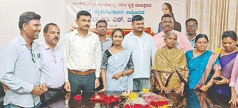 ಸಿವಿಲ್ ನ್ಯಾಯಾಧೀಶರಾಗಿ ಆಯ್ಕೆಯಾಗಿರುವ ದಾಂಡೇಲಿಯ ಪದ್ಮಾವತಿ ಮಾದಿಗ ಅವರನ್ನು ದಾಂಡೇಲಿ ನಗರಾಡಳಿತದ ವತಿಯಿಂದ ಸನ್ಮಾನಿಸಲಾಯಿತು. ವಿವೇಕ ಬನ್ನೆ, ನಾಗರಾಜ ತೇರದಾಳ, ಪರಶುರಾಮ್ ಶಿಂಧೆ, ಅಶ್ಪಾಕ್ ಶೇಖ್ ಇದ್ದರು.