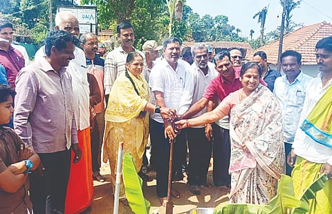 ತಾಲೂಕಿನ ವಿವಿಧ ಗ್ರಾಮಗಳಲ್ಲಿ ಎತ್ತಿನಹೊಳೆ ಯೋಜನೆಯಡಿ 1.80 ಕೋಟಿ ರೂ. ಅನುದಾನದಲ್ಲಿ ರಸ್ತೆ ಹಾಗೂ ಮೂಲಸೌಕರ್ಯ ಅಭಿವೃದ್ಧಿ ಕಾಮಗಾರಿಗಳಿಗೆ ಶಾಸಕ ಸಿಮೆಂಟ್ ಮಂಜು ಭೂಮಿಪೂಜೆ ನೆರವೇರಿಸಿದರು. 