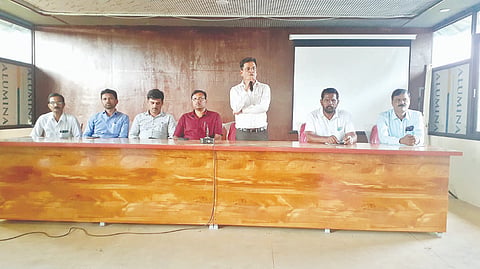 ಸೊರಬ ತಾಪಂ ಸಭಾಂಗಣದಲ್ಲಿ ಸರ್ಕಾರಿ ಶಾಲಾ ಮಕ್ಕಳಿಗೆ ಆಯೋಜಿಸಿದ್ದ ಬೇಸಿಗೆ ಶಿಬಿರ ಮತ್ತು ರಸಪ್ರಶ್ನೆ ಸಮಾರೋಪದ ಇಒ ಶಶಿಧರ್​ ಮಾತನಾಡಿದರು. ಸಂಜಯ್​, ಬಲೀಂದ್ರಪ್ಪ, ಲ$್ಮಣ್​ ಇತರರಿದ್ದರು.